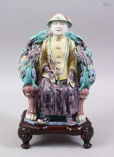 A GOOD 19TH CENTURY CHINESE KANGXI STYLE SANCAI PORCELAIN FIGURE ON STAND OF AN OFFICIAL, the