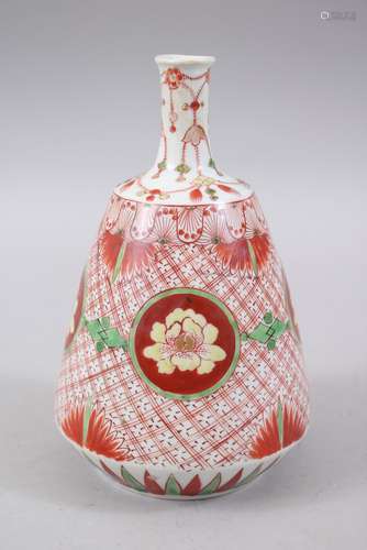 AN 18TH CENTURY JAPANESE IMARI PORCELAIN SAKE BOTTLE, the body of the bottle decorated with