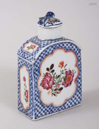 AN 18TH / 19TH CENTURY CHINESE BLUE & WHITE FAMILLE ROSE PORCELAIN TEA CADDY, decorated with hatched