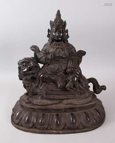 AN 18TH / 19TH CENTURY CHINESE BRONZE FIGURE OF AN OFFICIAL, the traditionally dressed official