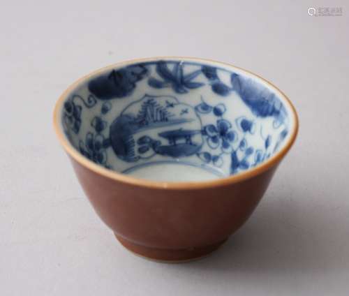 A SMALL 18TH CENTURY CHINESE CAFE AU LAIT GLAZED PORCELAIN TEA CUP WITH BLUE & WHITE PATTERN, 6.