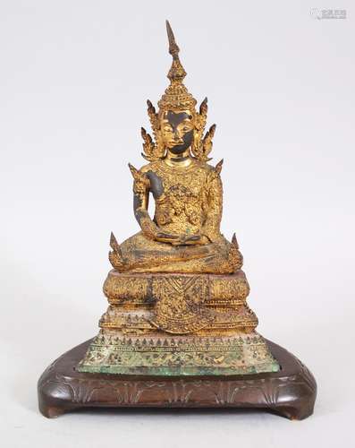 A GOOD 18TH / 19TH CENTURY THAI GILT BRONZE BUDDHA / DEITY, sat in a meditating position on a