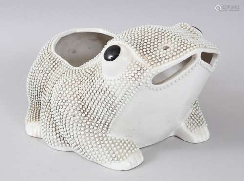 A 19TH / 20TH CENTURY CHINESE WHITE PORCELAIN TOAD JARDINIERE, the toad in a crouched pose with