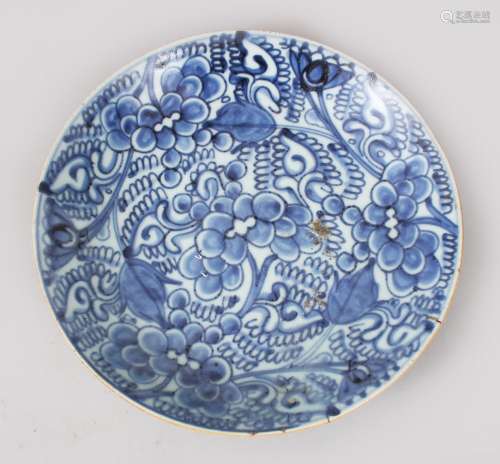 AN 18TH CENTURY CHINESE BLUE & WHITE PORCELAIN DISH / PLATE, with floral decoration, the base with a