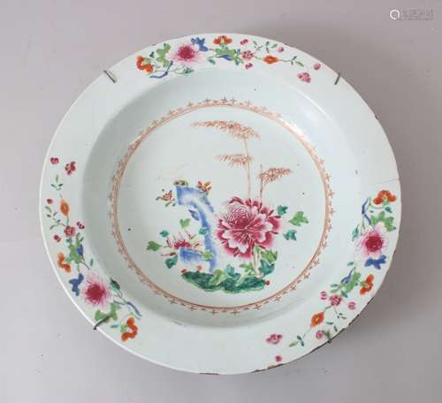 A LARGE 18TH CENTURY CHINESE FAMILLE ROSE BASIN / DISH, decorated with scenes of floral displays,