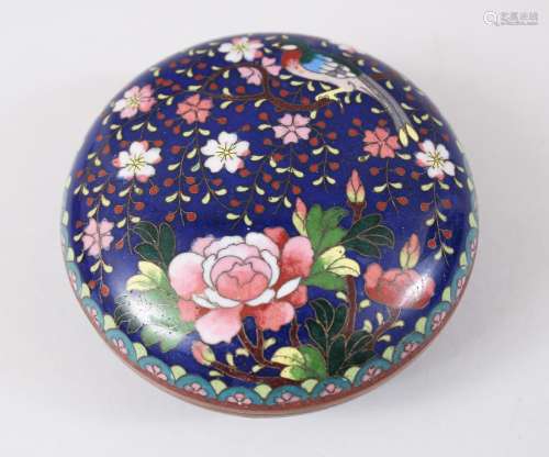 A LATE 19TH / EARLY 20TH CENTURY CHINESE CLOISONNE CIRCULAR BOX & COVER, with decoration of a bird