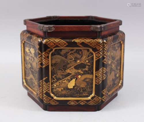 A LOVELY JAPANESE MEIJI PERIOD CARVED HARDWOOD AND LACQUER JARDINIERE / PLANTER, the carved hardwood