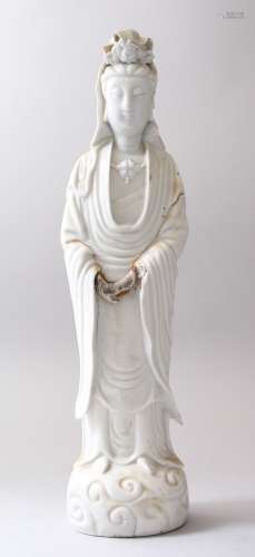 A LARGE 18TH / 19TH CENTURY CHINESE BLANC DE CHINE FIGURE OF GUANYIN, 43cm high x 10.4cm wide
