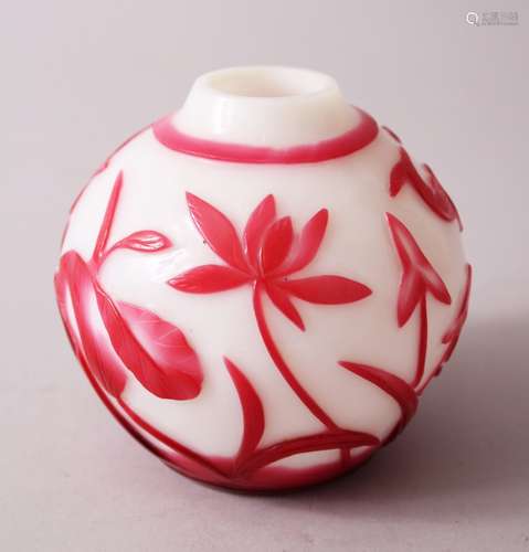 A GOOD CHINESE PEKING GLASS VASE, with highlighted relief floral spray decoration upon white ground,