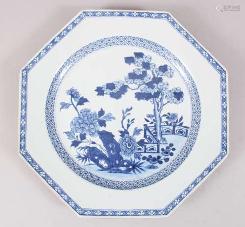 AN 18TH CENTURY QIANLONG BLUE & WHITE OCTAGONAL PORCELAIN DISH, decorated with a garden scene.