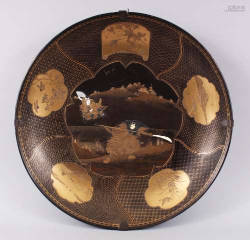 A LARGE JAPANESE MEIJI PERIOD LACQUER & SHIBAYAMA DISH, the dish finely decorated with scenes of two