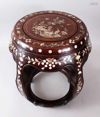 A GOOD 19/20TH CENTURY CHINESE HARDWOOD & MOTHER OF PEARL INLAID BARREL SEAT, the low formed