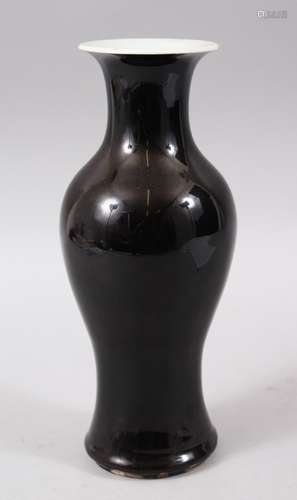 A CHINESE 19TH / 20TH CENTURY FAMILLE / CHINE NOIR PORCELAIN BALUSTER VASE, the base with double