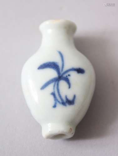 A LATE 18TH / EARLY 19TH CENTURY CHINESE MINIATURE BLUE & WHITE SNUFF BOTTLE, one side bearing a six