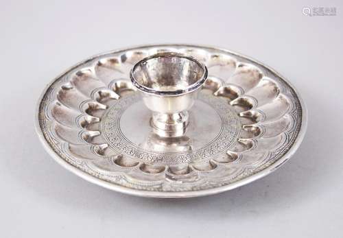 AN 18TH CENTURY MUGHAL INDIAN SILVER CIRCULAR CHAMBER CANDLESTICK, 13cm diameter.