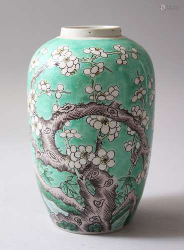 A GOOD 19TH CENTURY CHINESE KANGXI STYLE GREEN GROUND PORCELAIN VASE, the body depicting birds