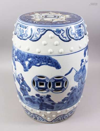 A GOOD 19TH / 20TH CENTURY CHINESE BLUE & WHITE PORCELAIN BARREL GARDEN SEAT, the body with scenes