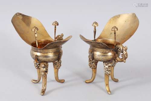 A PAIR OF 19TH CENTURY CHINESE SILVER GILT LIBATION CUPS, the cups both engraved with scenes of