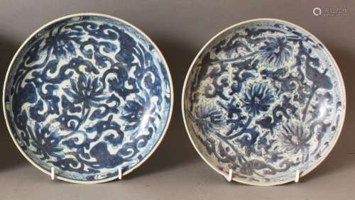 A SIMILAR PAIR OF CHINESE KANGXI PERIOD BLUE & WHITE SHIPWRECK PORCELAIN PLATES.22cm diameter.