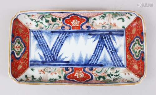 A GOOD JAPANESE 18TH / 19TH CENTURY BLUE & WHITE IMARI PORCELAIN RECTANGULAR DISH, the dish with