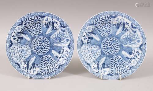 A GOOD PAIR OF CHINESE BLUE AND WHITE KRAAK PORCELAIN PLATES, decorated with scenes of figures in