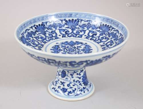 A GOOD CHINESE BLUE AND WHITE MING STYLE PORCELAIN STEM BOWL, with formal rosette, bats and