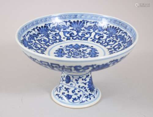A GOOD CHINESE BLUE AND WHITE MING STYLE PORCELAIN STEM BOWL, with formal rosette, bats and