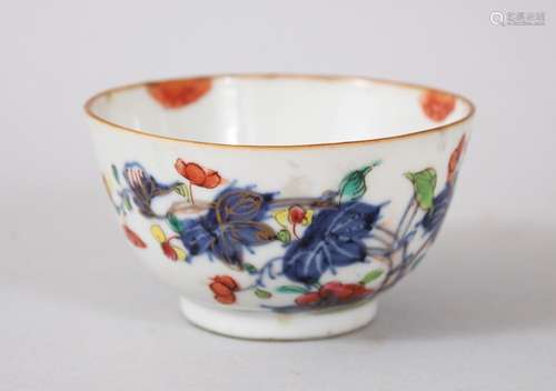 A GOOD 19TH CENTURY CHINESE FAMILLE ROSE PORCELAIN TEA CUP / BOWL, the body decorated with scenes of