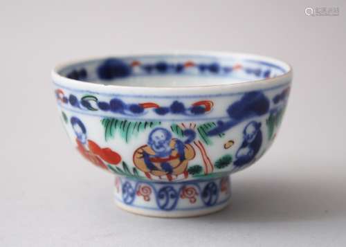 A 20TH CENTURY CHINESE WUCAI PORCELAIN BOWL, with coloured decoration of figures within