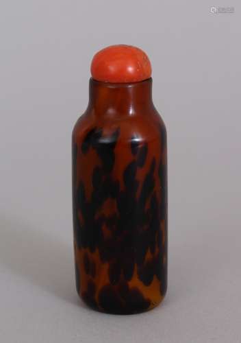 AN UNUSUAL 19TH CENTURY CHINESE AGATE STYLE GLASS SNUFF BOTTLE & CORAL STOPPER, 7.6cm high overall.