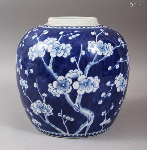 A LARGE 19TH CENTURY CHINESE PRUNUS PORCELAIN GINGER JAR, the body with prunus decoration, the