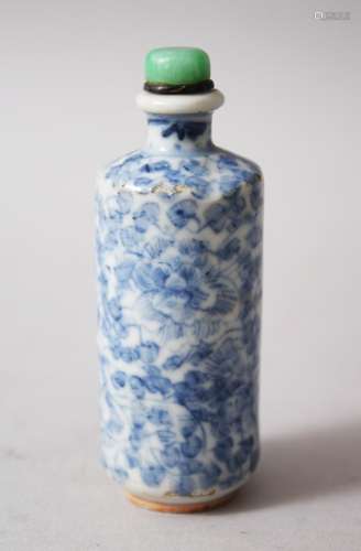 A GOOD 19TH CENTURY CHINESE BLUE & WHITE PORCELAIN SNUFF BOTTLE, the body decorated with scenes of