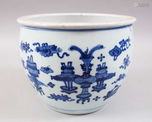 A GOOD 17th / 18TH CENTURY CHINESE KANGXI BLUE & WHITE PORCELAIN JARDINIERE, the body of the pot