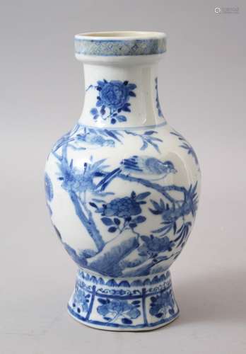 A 19TH CENTURY CHINESE BLUE & WHITE PORCELAIN VASE, the body decorated with floral decoration, the