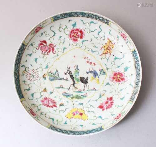 AN 18TH CENTURY CHINESE FAMILLE ROSE PORCELAIN DISH / PLATE, decorated with scnes of figures