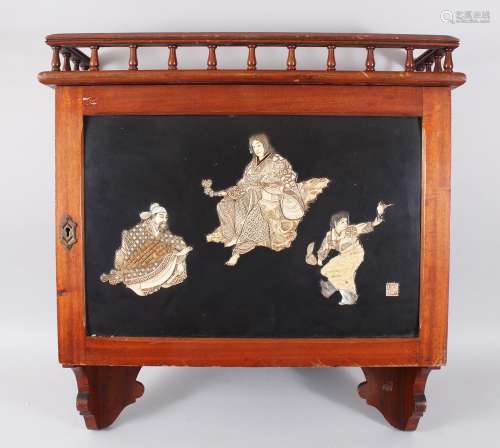 A JAPANESE MEIJI PERIOD SHIBAYAMA HANGING WALL CABINET, the main panel depicting a family wearing