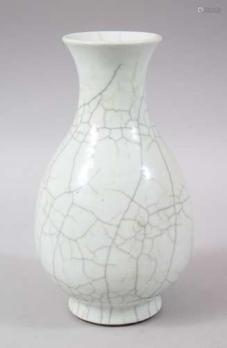 A 19TH CENTURY CHINESE GE WARE PORCELAIN CRACKLE GLAZE VASE, 19.5cm high x 11cm wide .