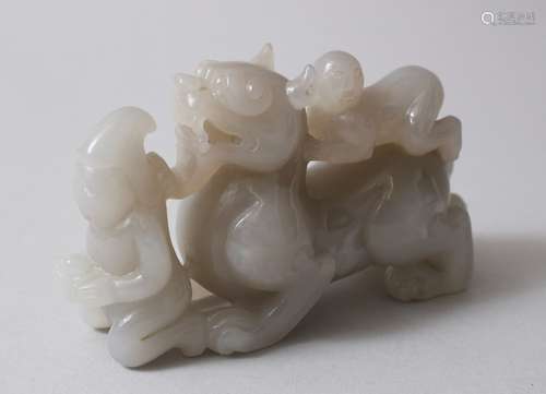 A GOOD CHINESE CARVED JADE / HARDSTONE PEN OR BRUSH HOLDER, carved in the form of a lion dog with