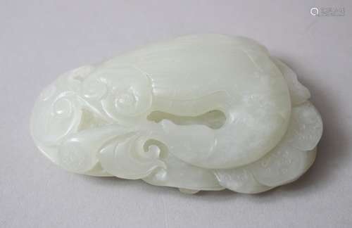 A GOOD 19TH CENTURY CHINESE CARVED JADE / NEPHRITE PEBBLE OF GOOSE, the pebble caved to depict a