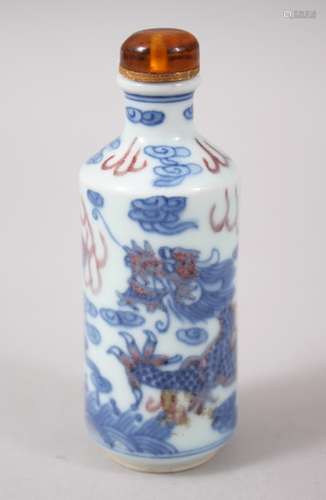 A 19TH CENTURY CHINESE BLUE & WHITE UNDERGLAZE RED PORCELAIN SNUFF BOTTLE, depicting the scene of