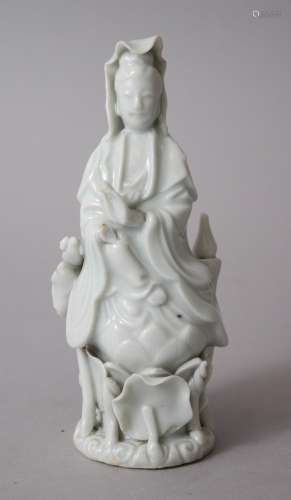 AN EARLY 19TH CENTURY CHINESE DEHUA / BLANC DE CHINE FIGURE OF GUANYIN, stood upon a floral base