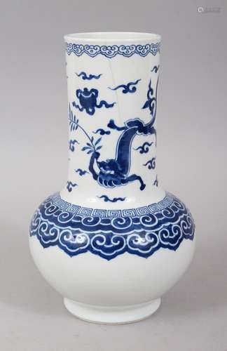 AN EARLY 20TH CENTURY CHINESE BLUE AND WHITE PORCELAIN BOTTLE VASE, with decoration of a dragon