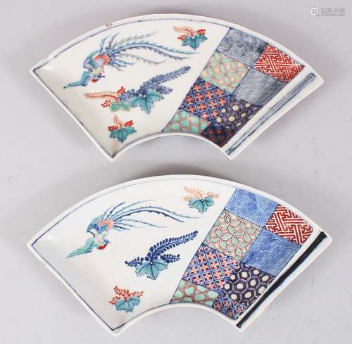 A GOOD PAIR OF JAPANESE MEIJI PERIOD NABISHIMA FAN SHAPED PORCELAIN DISHES, decorated with grids