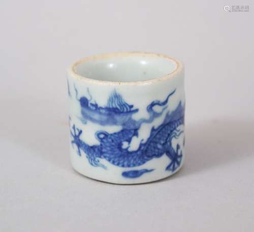 A GOOD CHINESE MING STYLE BLUE & WHITE PORCELAIN FINGER RING, with decoration of a dragon amongst
