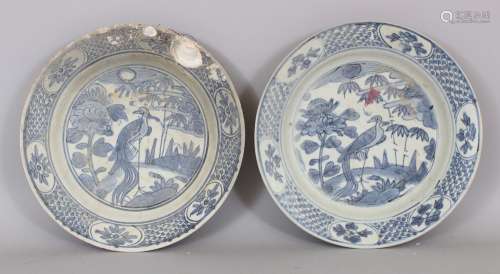 A PAIR OF CHINESE WANLI PERIOD BLUE & WHITE SHIPWRECK PORCELAIN PEACOCK DISHES. 27.2cm diameter. (