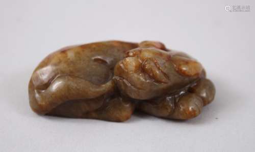 A GOOD 19TH / 20TH CENTURY CHINESE CARVED JADE / NEPHRITE BI XI / LION DOG, carved in recumbent