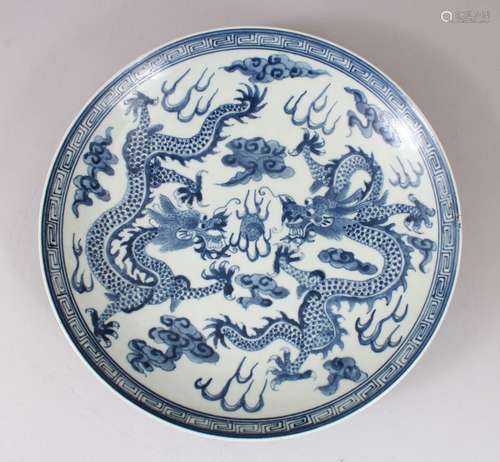 A 19TH / 20TH CENTURY CHINESE BLUE & WHITE MING STYLE PORCELAIN DISH, the interior decorated with