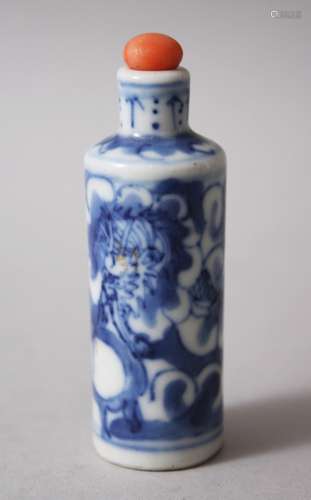 A 19TH CENTURY CHINESE BLUE & WHITE PORCELAIN SNUFF BOTTLE, the body decorated with scenes of an