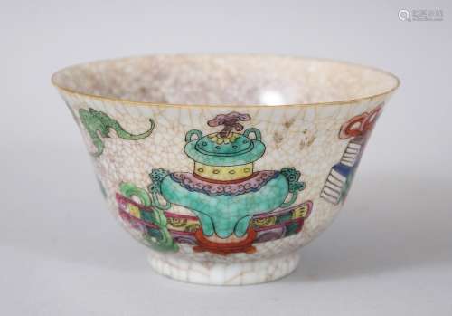 A 19TH CENTURY CHINESE FAMILLE ROSE PORCELAIN TEA BOWL, decorated upon a crackle glaze with scenes