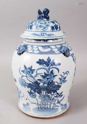 A LATE 19TH CENTURY / EARLY 20TH CENTURY CHINESE BLUE & WHITE PORCELAIN JAR & COVER, the body with